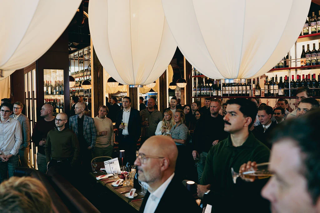 Medlemmar samlade under en presentation på ML Event